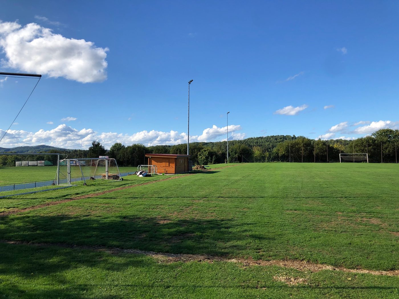 Fußballplatz einen Tag nach der Verlegung der IRRIGATECS® Bewässerung, gemähter Rasen ohne sichtbare Technik